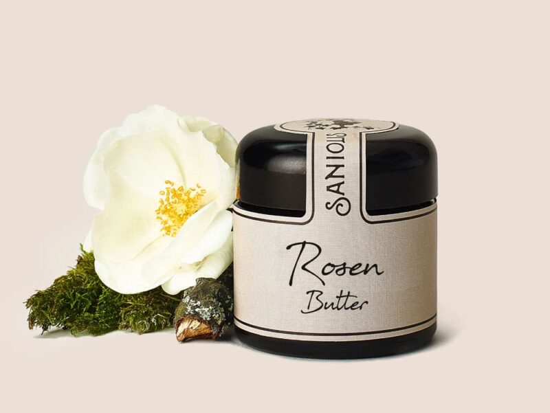 Die luxuriöse Körperbutter mit natürlichem Rosenduft für sehr trockene Haut. Komplett biologische, reine Naturkosmetik aus unserer Manufaktur.