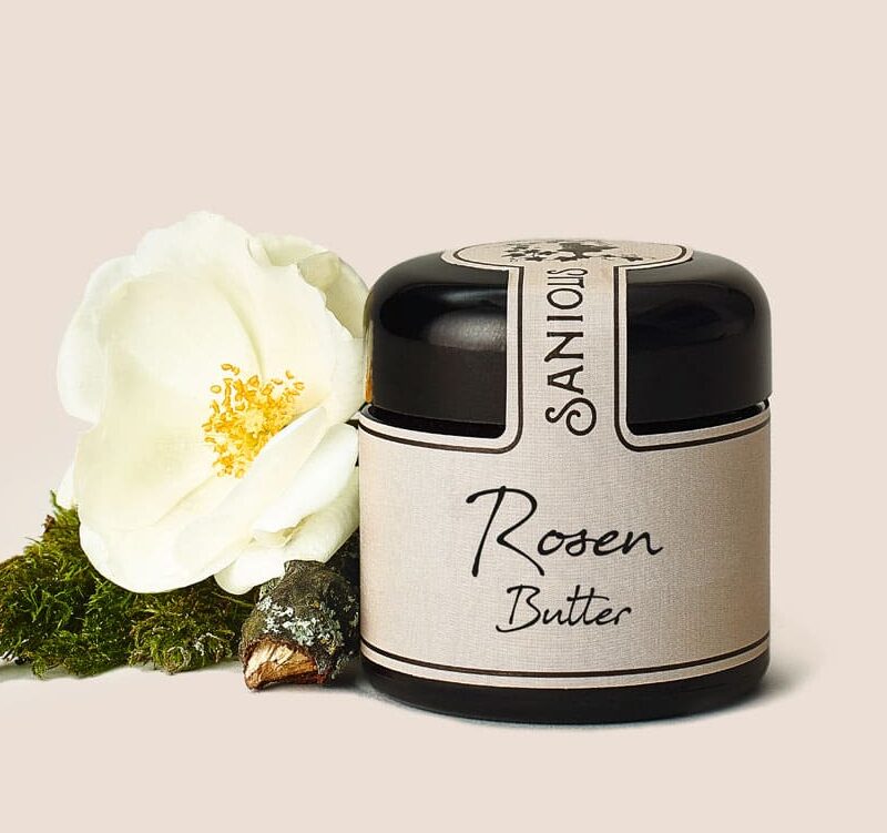 Die luxuriöse Körperbutter mit natürlichem Rosenduft für sehr trockene Haut. Komplett biologische, reine Naturkosmetik aus unserer Manufaktur.